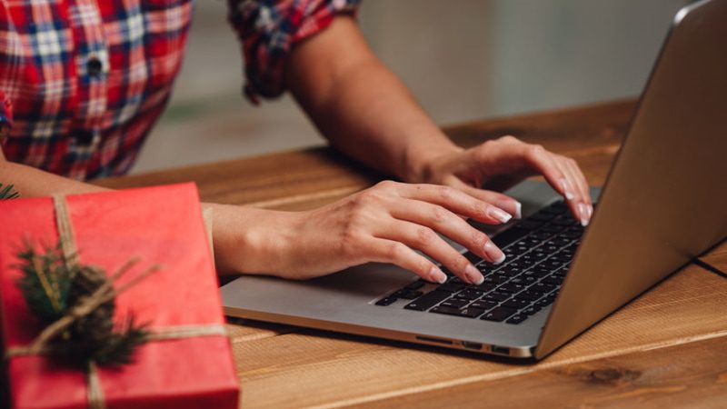 5 Tips to Boost Your Social Media During the Holidays